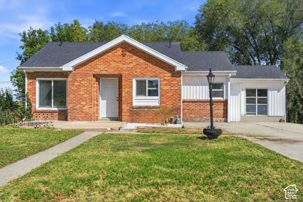 480 Highland Dr, Riverdale