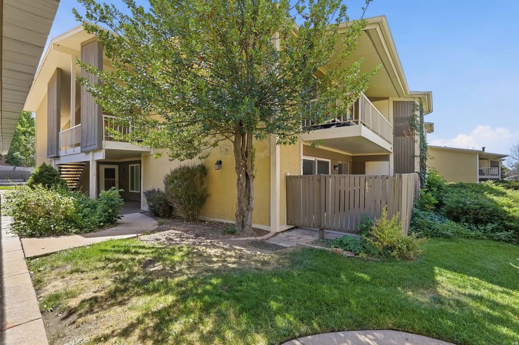 327 Peach Ln, Bountiful