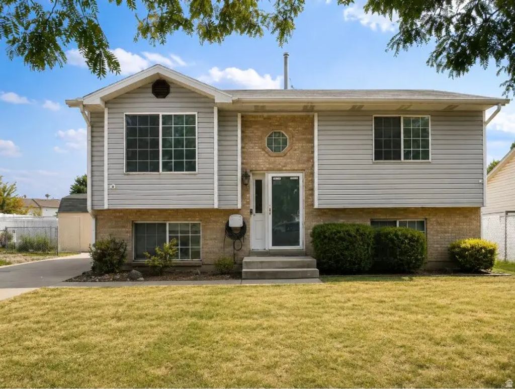 671 W 950 N, Clinton