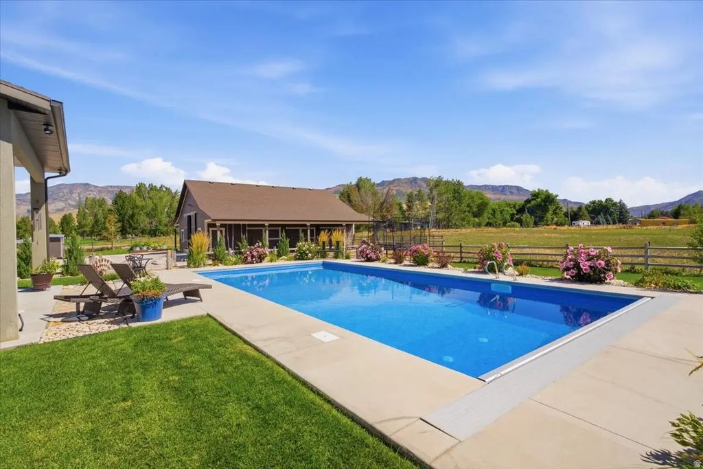 560 S 8600 E, Huntsville