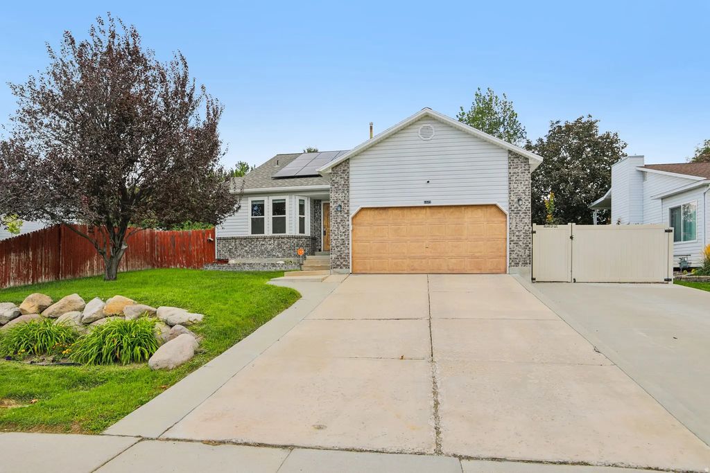 6902 S Clernates Dr, West Jordan