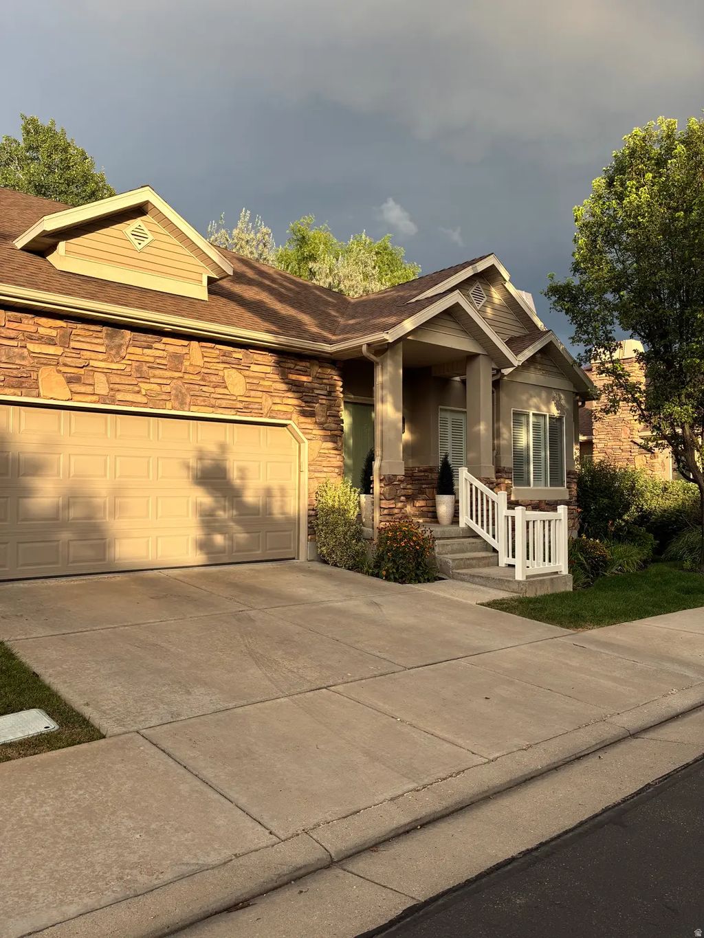 695 S Clearwater Falls Dr E, Layton