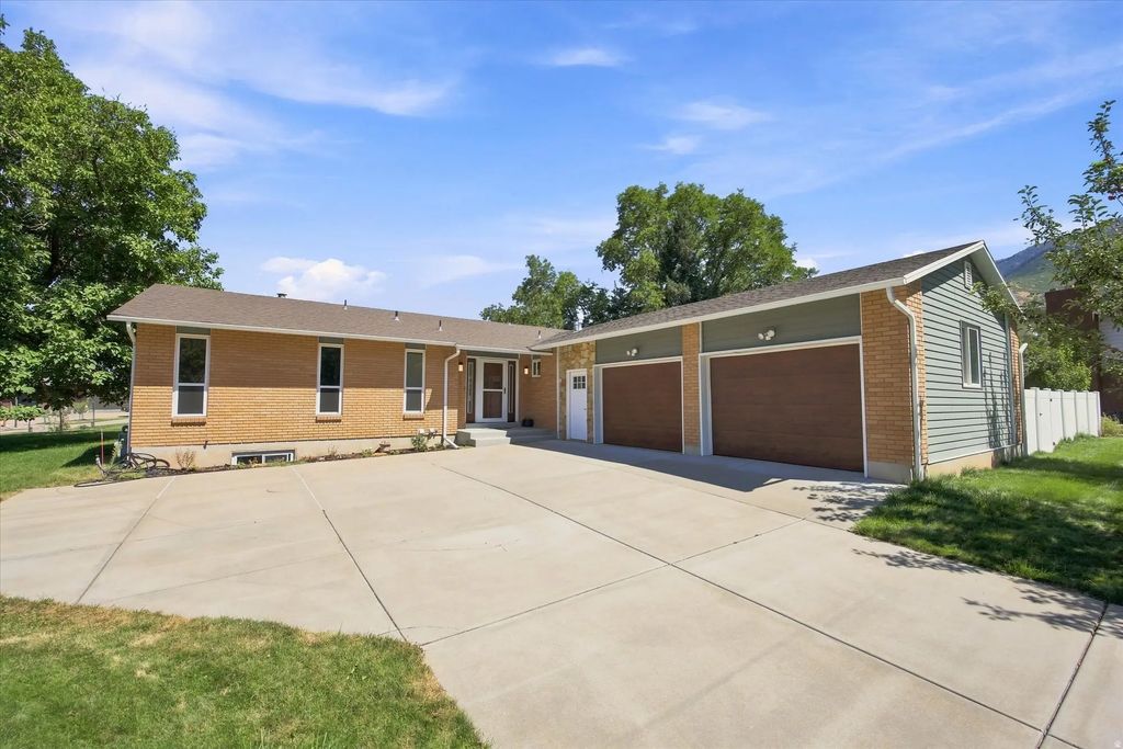 2407 E Country Oaks Dr, Layton