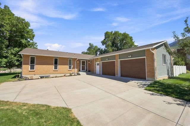 2407 E Country Oaks Dr, Layton