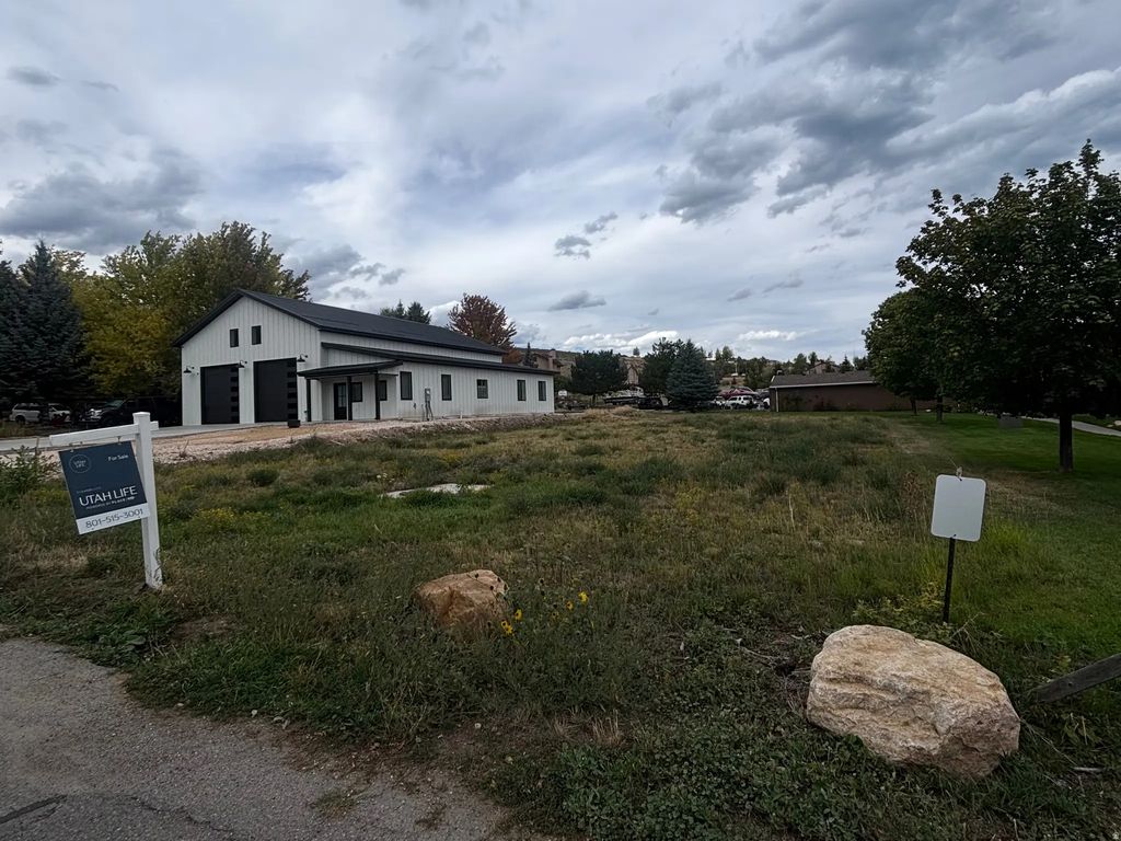 381 W Raspberry Patch Rd, Garden City