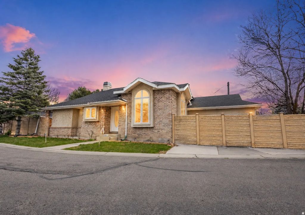 1522 E Amblewood Ln, Millcreek