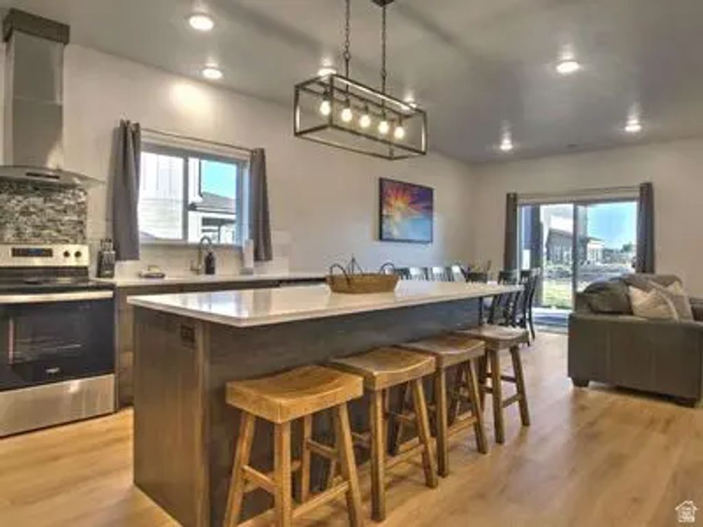 140 W 150 S, Garden City