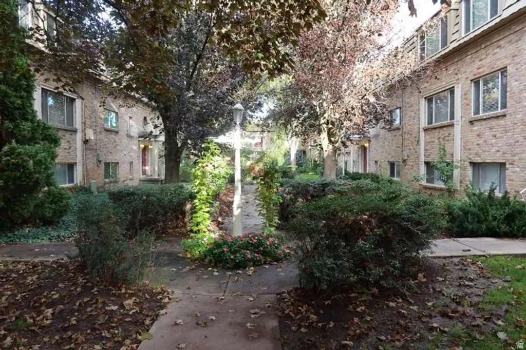 2220 E Murray Holladay Blvd S 136, Holladay