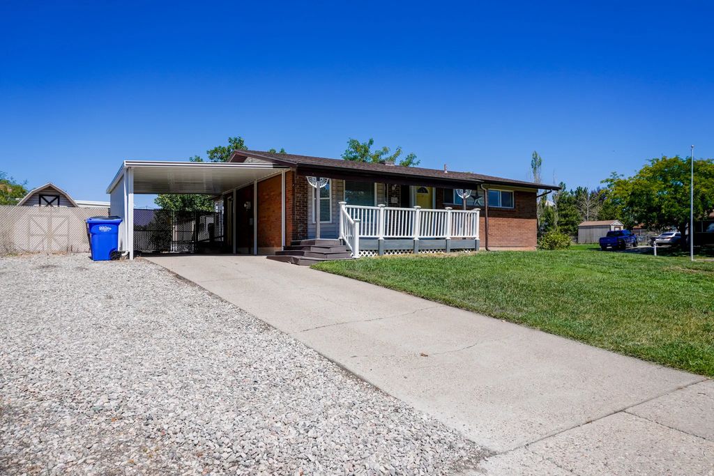 784 W 2550 N, Clinton