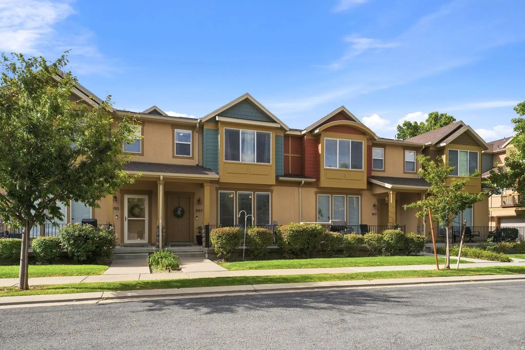 897 W Waterside Dr, Farmington
