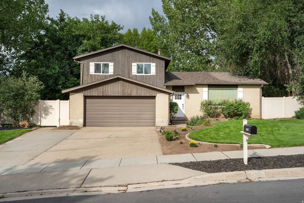 2407 E Hunts End Dr, Sandy