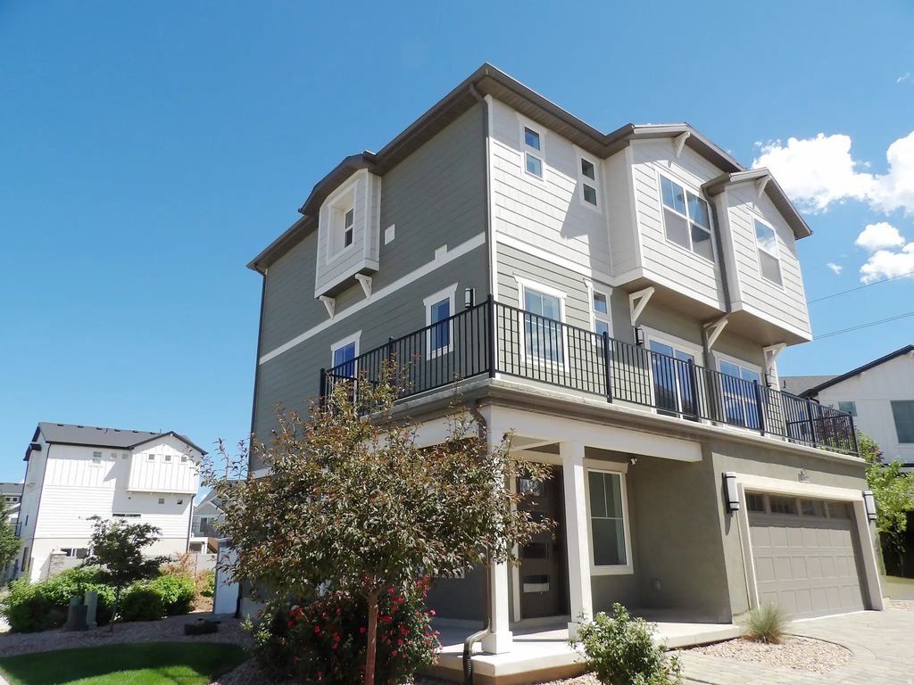 109 E Brushy St, Saratoga Springs