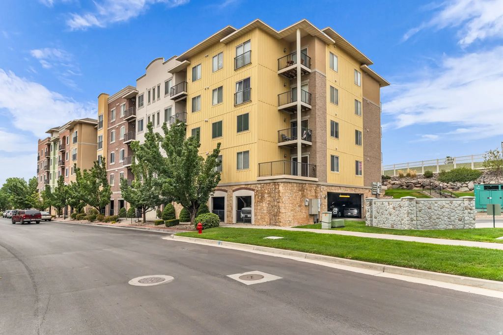 165 W Albion Village Way 105, Sandy