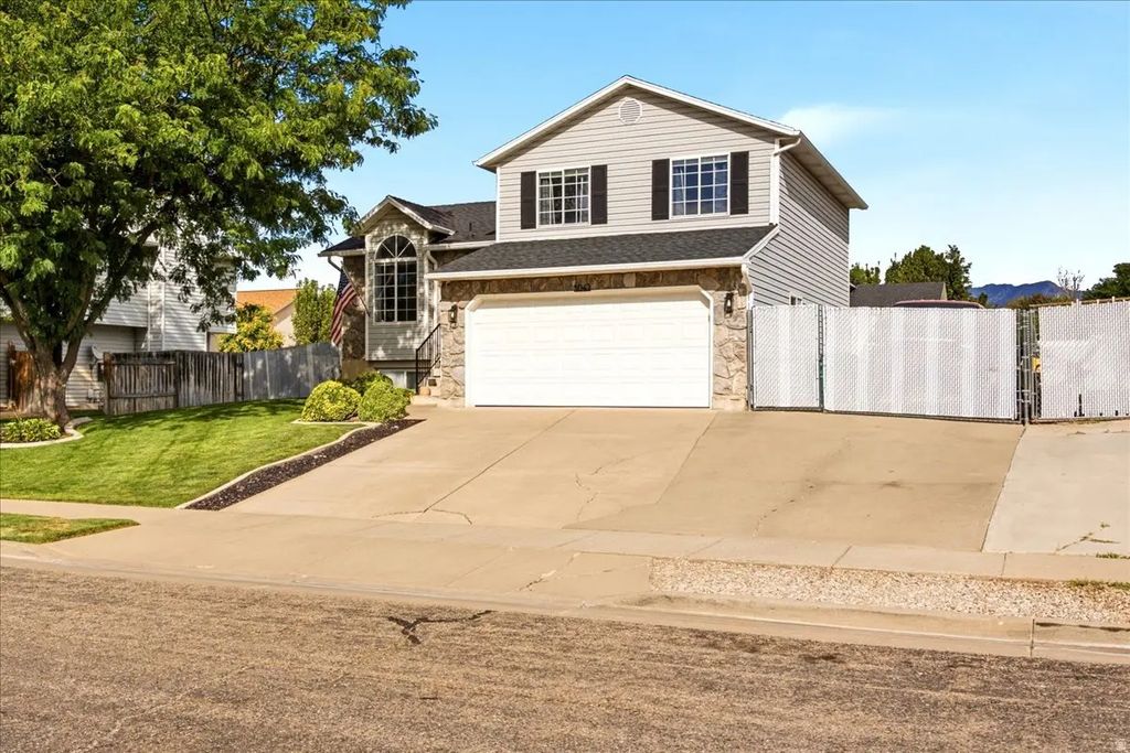 5042 S 3025 W, Roy