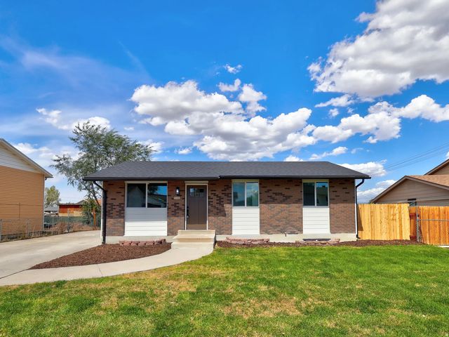 7222 W Gardenia Ave, Magna