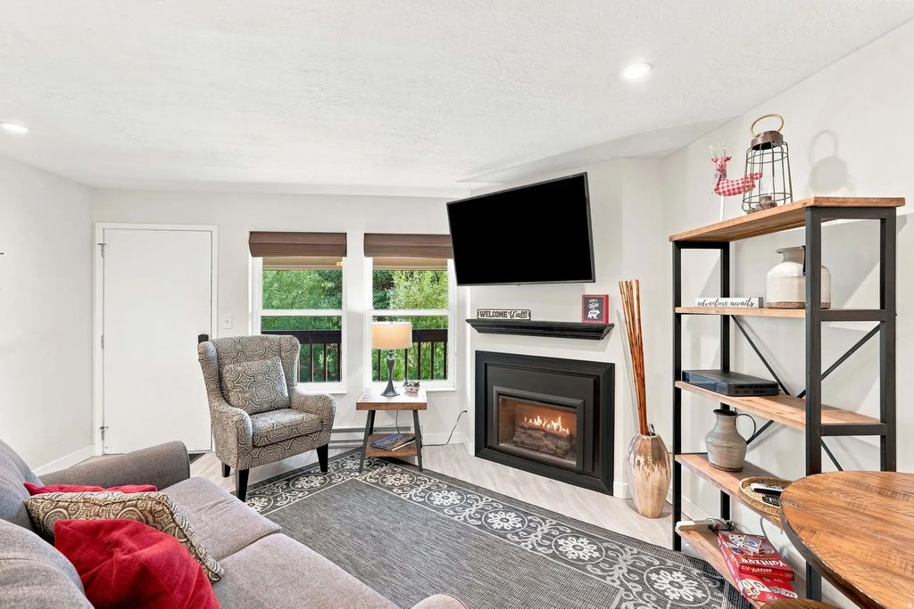 3615 N Wolf Lodge Dr 807, Eden