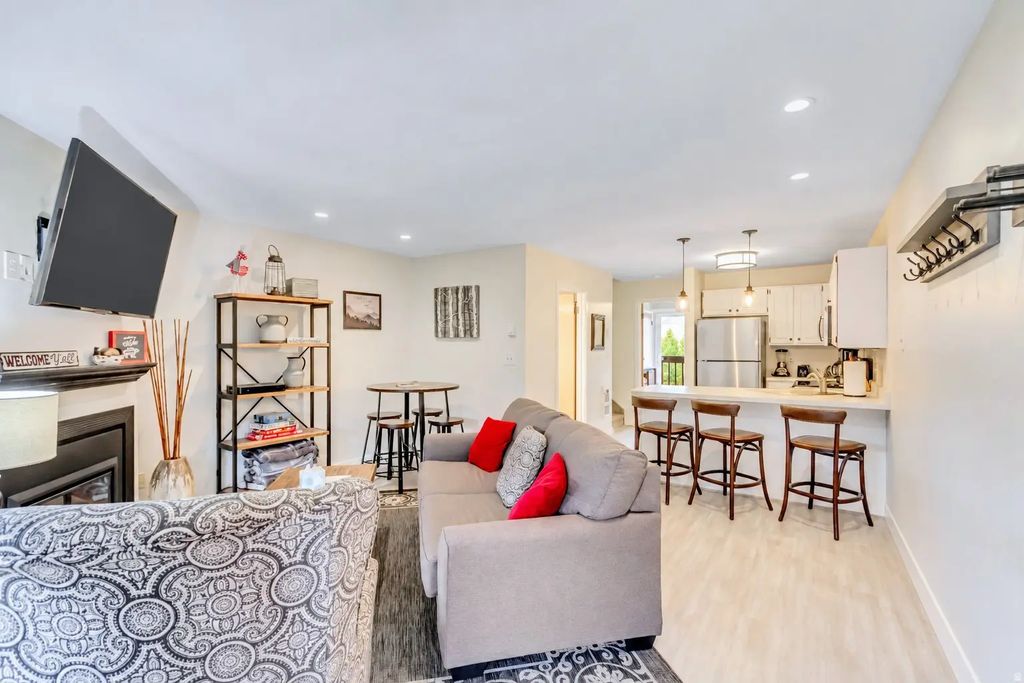 3615 N Wolf Lodge Dr 807, Eden
