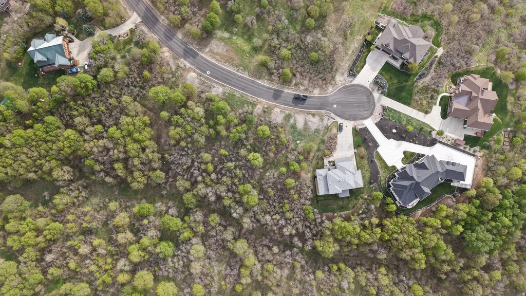 930 S Maple Ravine Cir, Woodland Hills