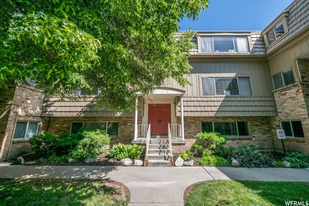 2220 E Murray Holladay Rd 182, Holladay
