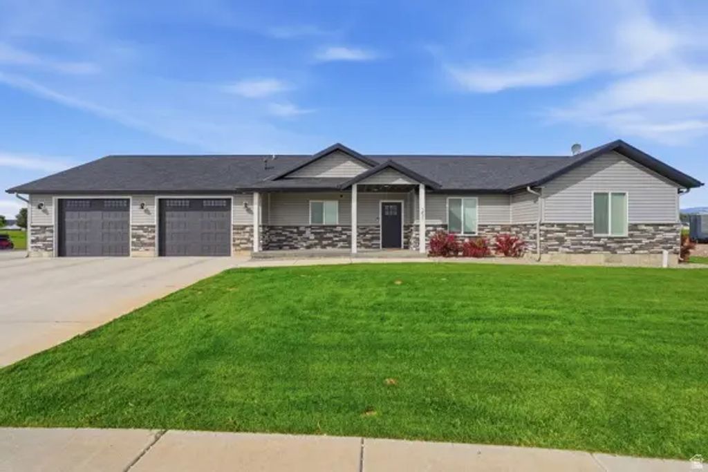 251 E Eagle Way, Preston
