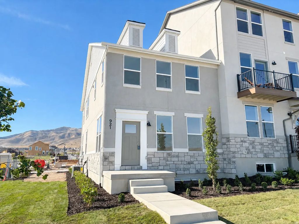 921 W Halvorsen Pkwy 221, Saratoga Springs