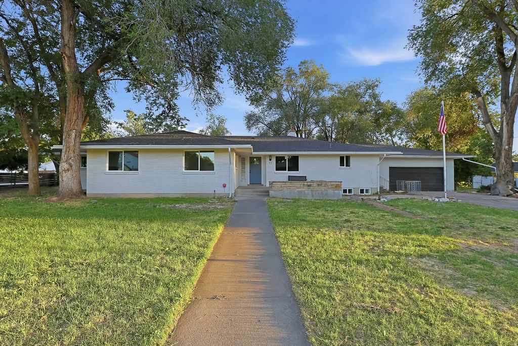 933 W 2300 N, Clinton