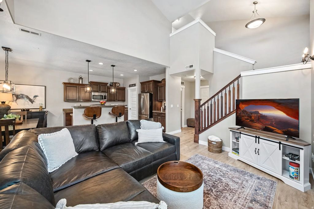 936 W Spring Creek Ln, Farmington