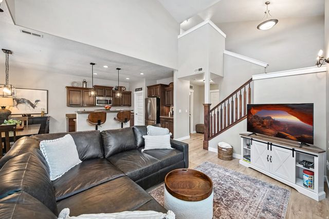 936 W Spring Creek Ln, Farmington