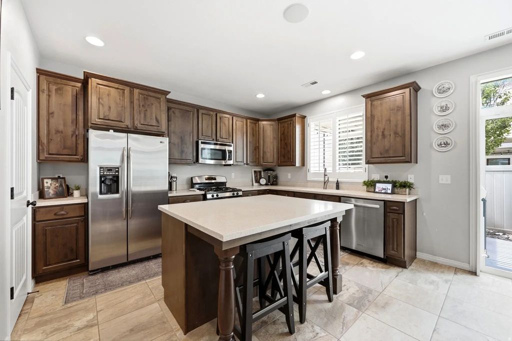 1056 W Stonehaven Dr, North Salt Lake