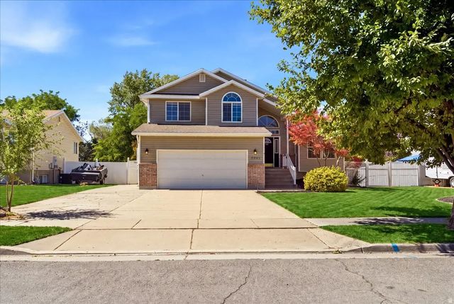 2041 N 750 W, Clinton