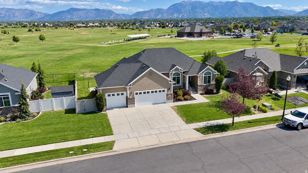 2444 N Hooded Crane Cir, Clinton