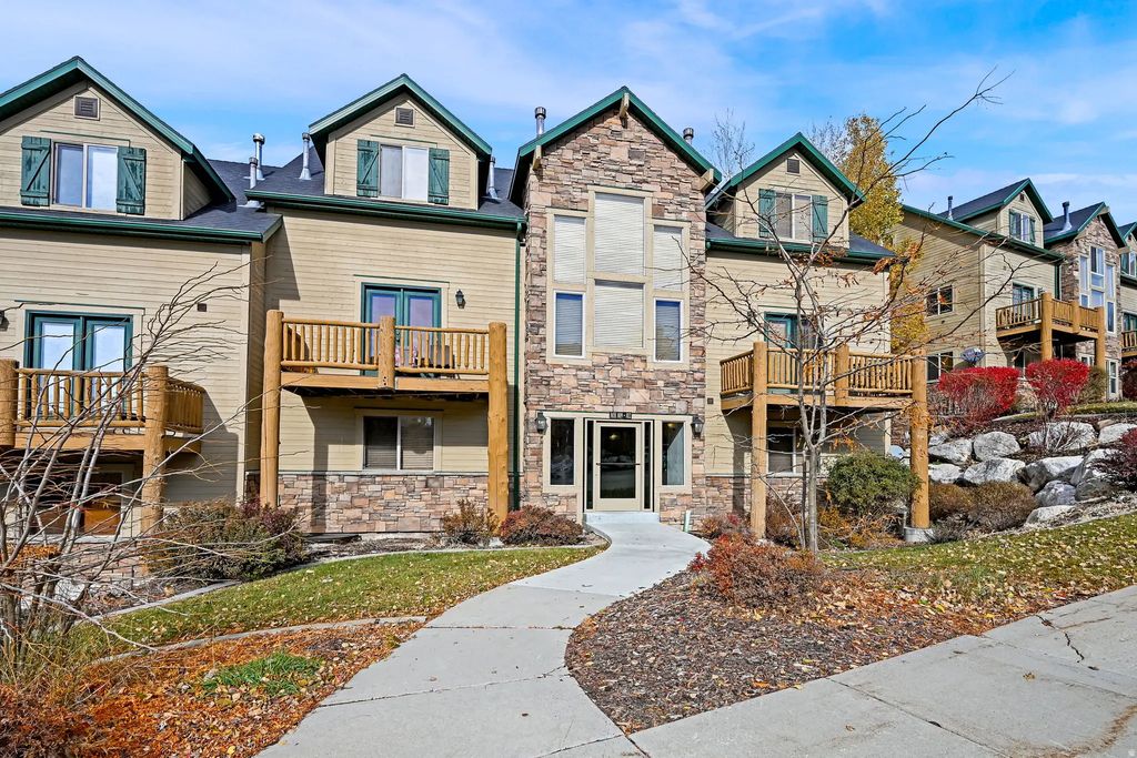 3521 N Fox Run 811, Eden
