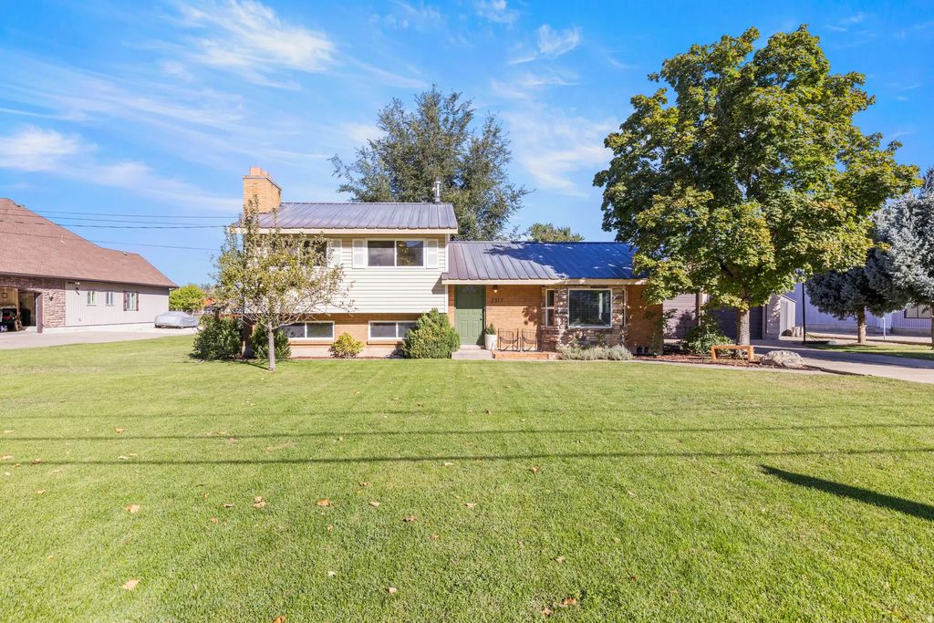 2317 E Oakridge Dr N, Layton
