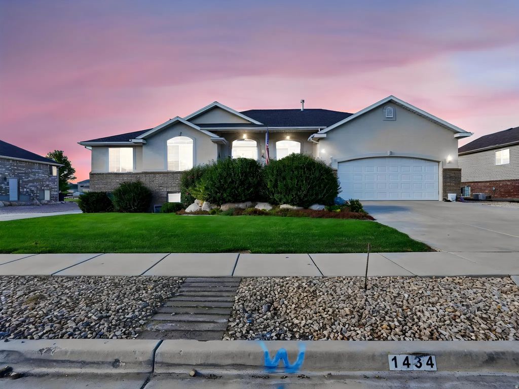 1434 W 1100 N, Farr West