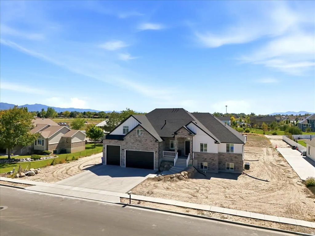 3287 W 2300 N, Clinton