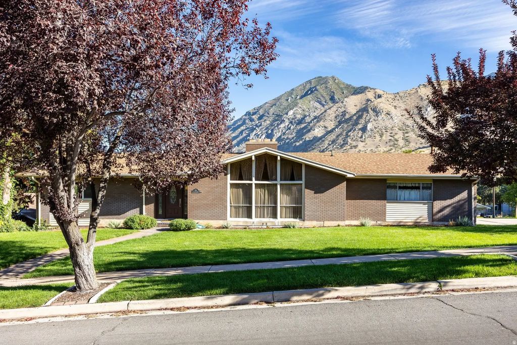 881 E Hillcrest Dr, Springville