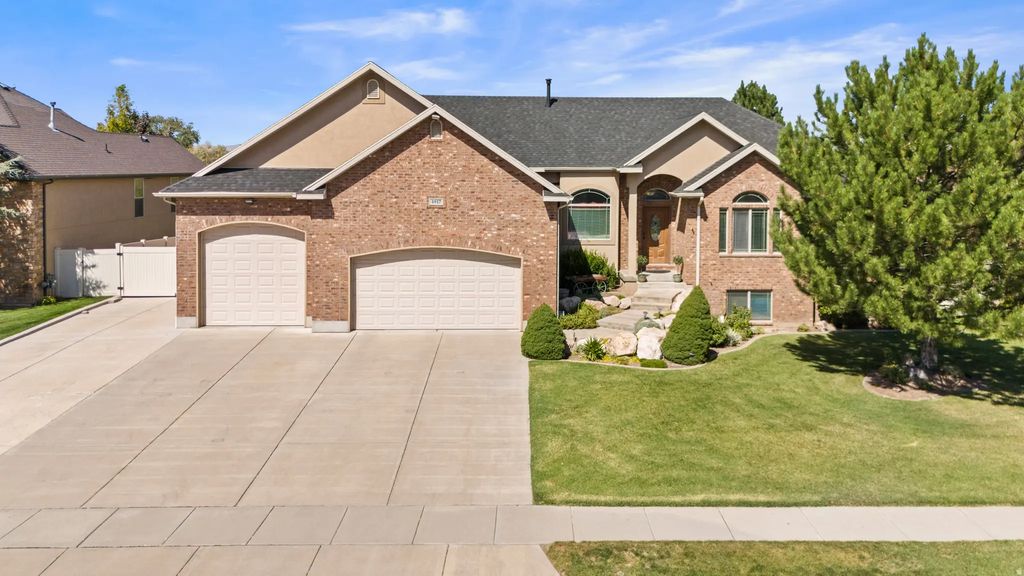 4917 S 5400 W, Hooper