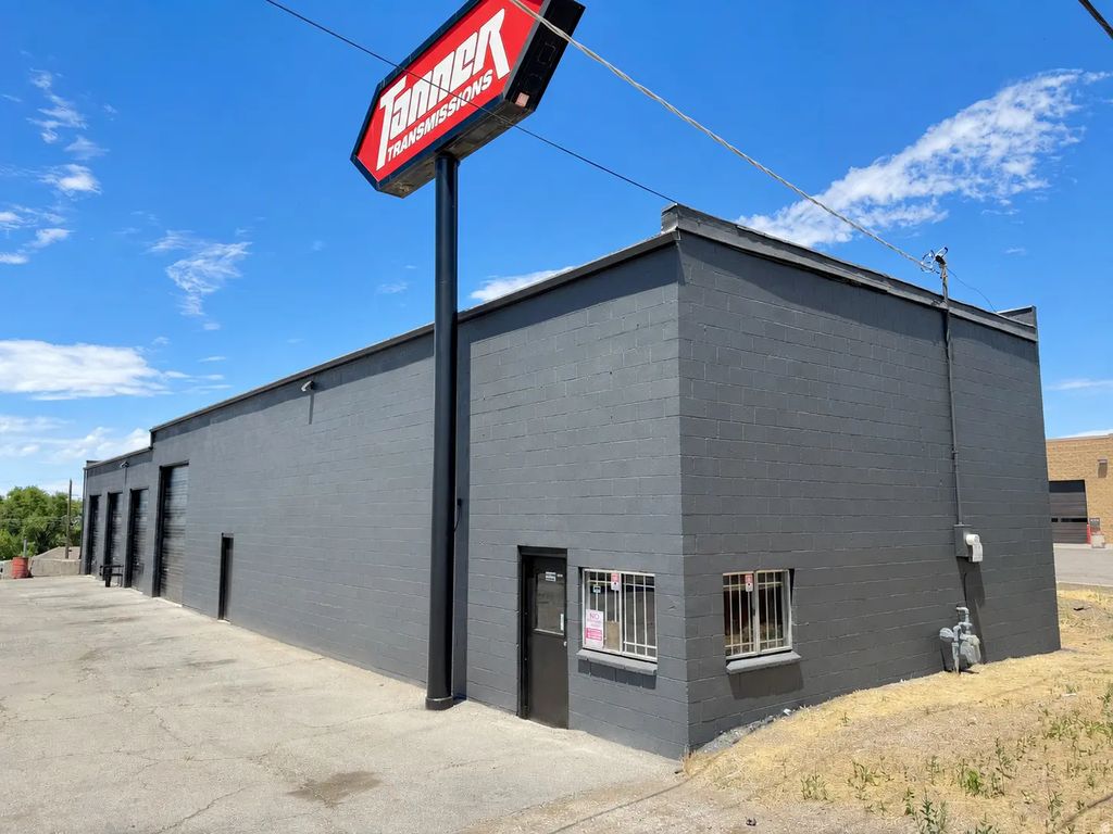 1883 N Main St, Sunset