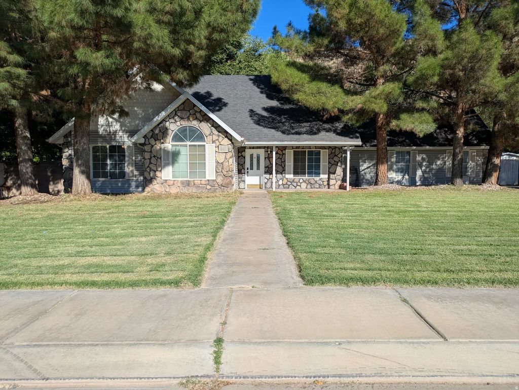 441 S Main St S, Hurricane