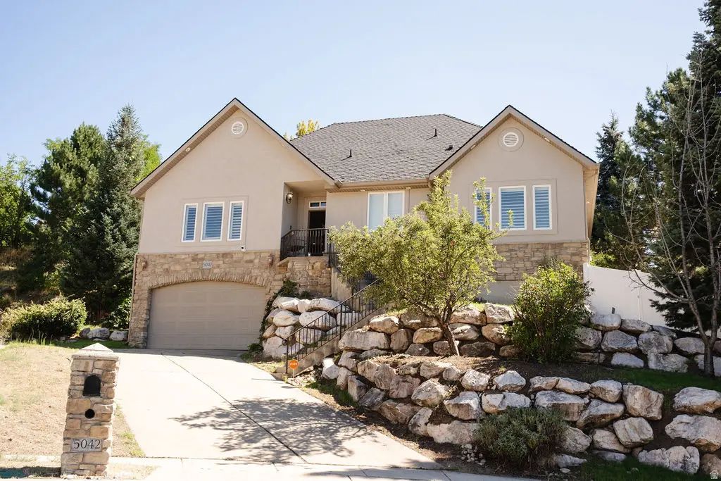 5042 S Viking Dr, South Ogden