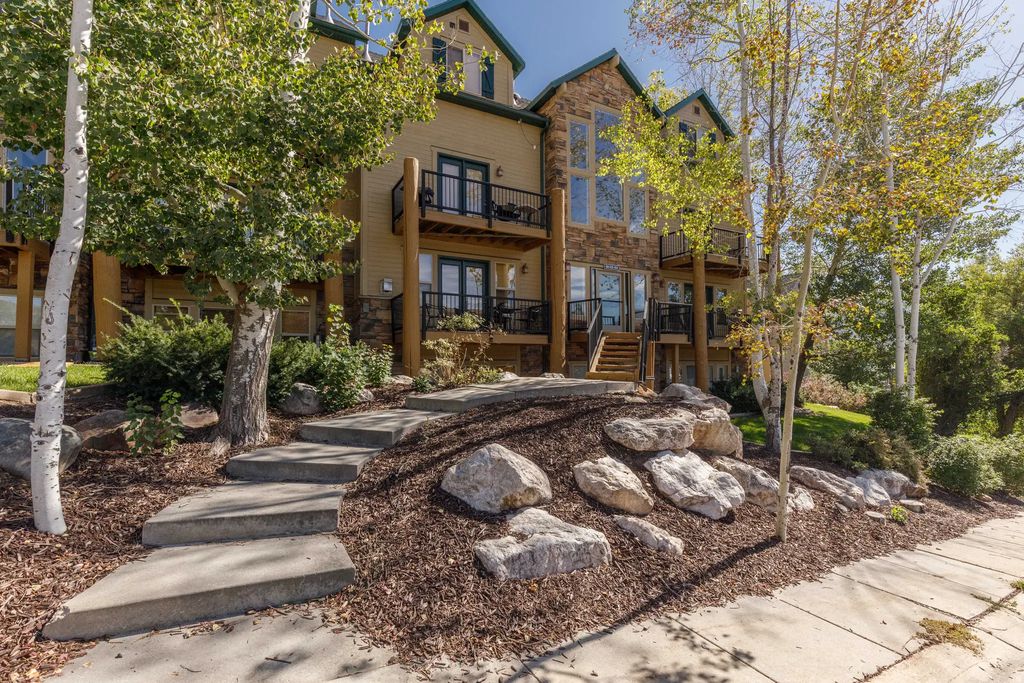 3562 N Fox Run Dr 403, Eden
