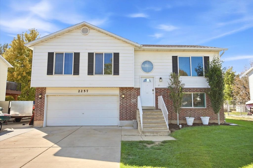 2257 N 2290 W, Clinton