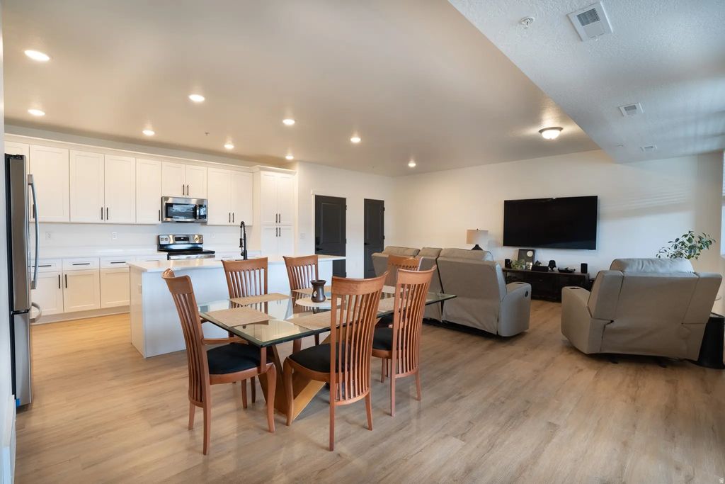 776 W Blue Magic Ln S 304, Midvale