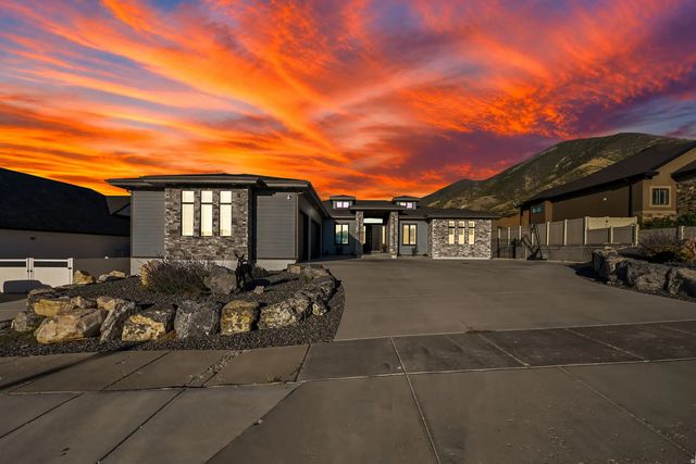 365 S Canyon Overlook Dr E, Tooele