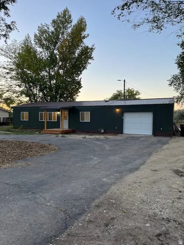 285 E 100 N, Myton