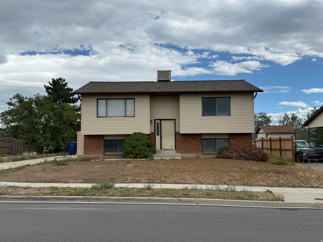 5883 S Blue Iron Way W, Kearns