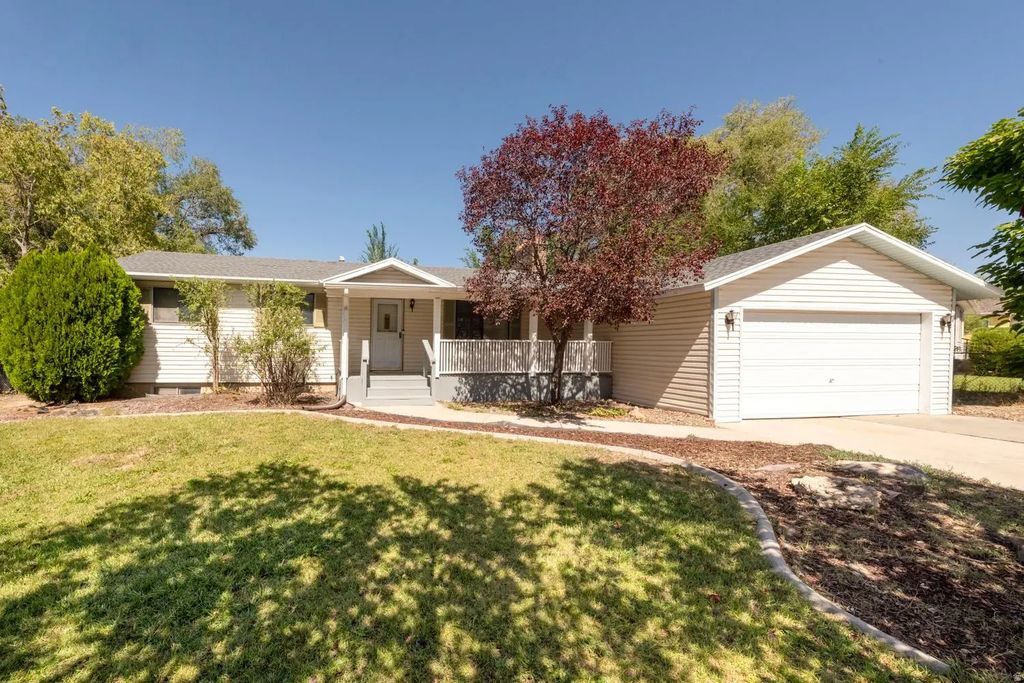 879 E Daisy St, Sandy