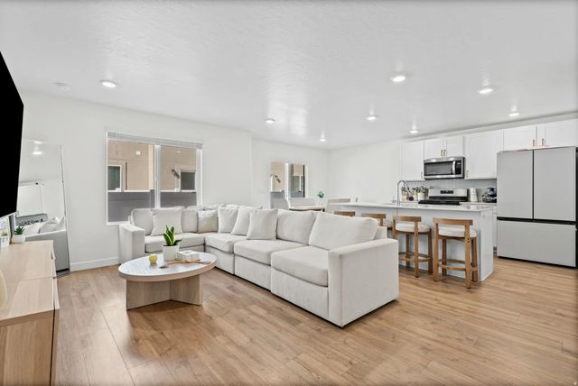 1567 E 690 N, Salem