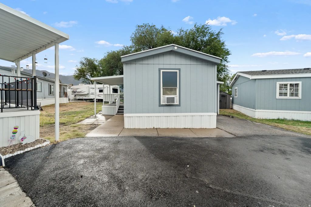 125 Barrington Way, Layton