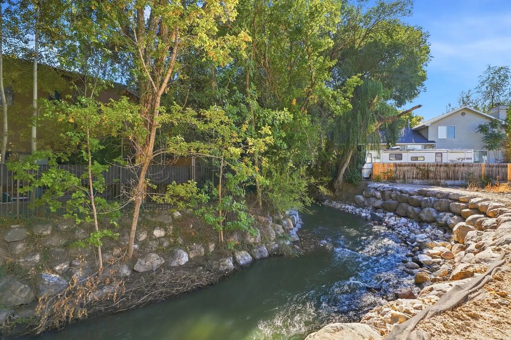 657 E Spruce Glen Rd S 7b, Murray